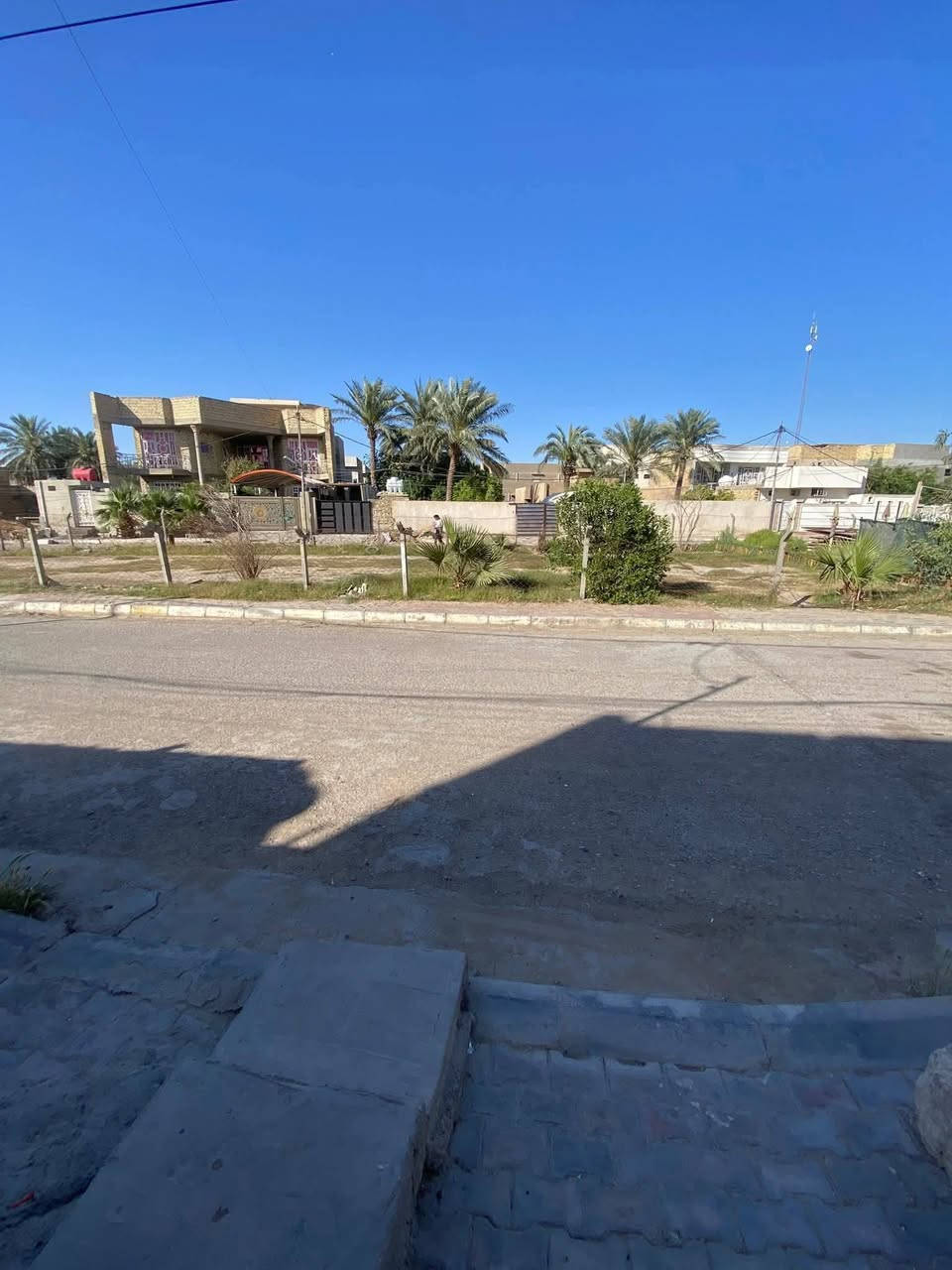 🏡عقار مميز للبيع في الكوت – حي الخليج 🏠مقابل مديريةالمرور
📍 الموقع:
 • الكوت / حي الخليج  – قرب مستشفى الاستثماري -خلف  الهايبرماركت
 🏡🏡•  مساحة خضراء.🏡🏡 امام العقار 
🔹 مواصفات العقار
 • المساحة 117م
 • الواجهة: 6 م
 • النزال: 19ونص م
ملاحظه :- مشتمل  للسكن ((في الوقت الحاظر ساكنين بي)) 
اوللتفليش 
✨ المزايا الإضافية:
✅  وموقع استراتيجي
✅ واجهتان تطلان على شارع رئيسي 
✅ مساحة خضراء أمام العقار توفر بيئة هادئة وإطلالة جميلة
✅ مناسب للسكن أو التفليش
📞 للاستفسار ع السعر 180 او اي تفاصيل اخر :
يرجى الاتصال على***********
