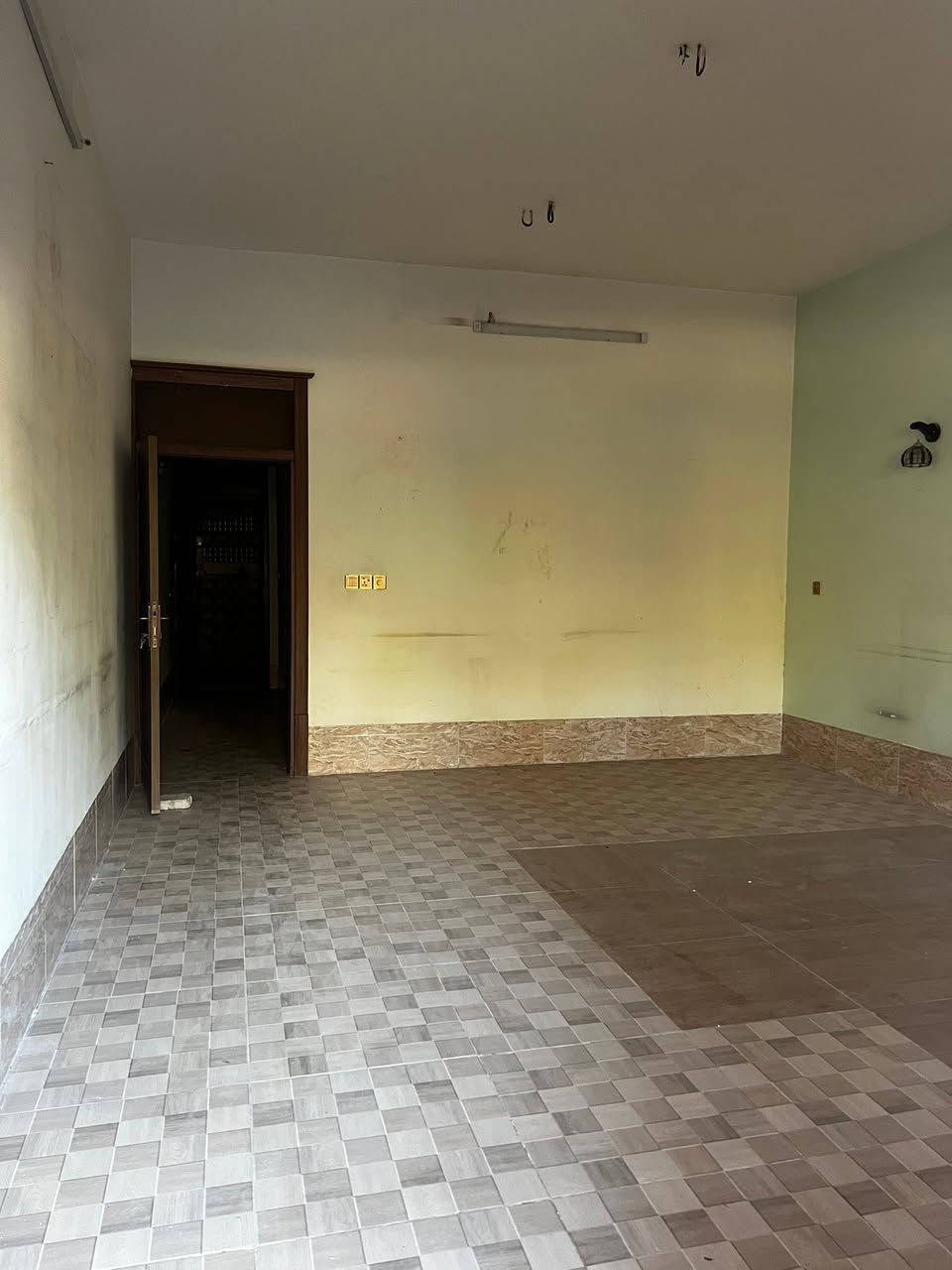 🏘🏘بيت للبيع ديالى خانقين / علم دار على شارع العام تجاري زراعي حكومي مقدم معاملة لبلدية مشمول بقرار 320 التمليك 
مساحة 85 متر طابقين 
طابق الاول 
1 غرفة نوم وصالة ومجمع صحيات  
طابق الثاني  
1 غرفة نوم وصالة ومطبخ حار وبارد  ومجمع صحيات وبتونه 
ودرج امامي وخلفي 

السعر / 65 مليون بي مجال 

للأستفسار اكثر اتصال بالارقام فقط 
***********
*********** 
مكتب فريا موفق للعقار
