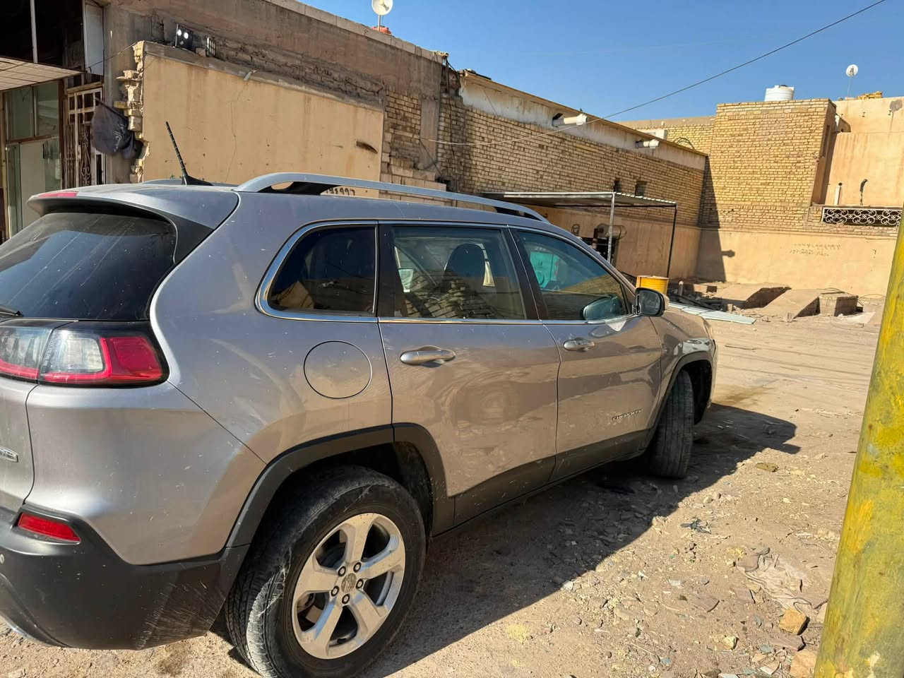جيب بزون 21 فول مواصفات 
رقم شمالي سليمانية (باسمي)
6 سلندر 
ماشية (60km) 
حادثها تبديل بنيد فقط 
 مكاني ميسان
الرقم ***********

سعرها 145 وبيها مجال
نزلت سعرها مستعجل ع البيعة
