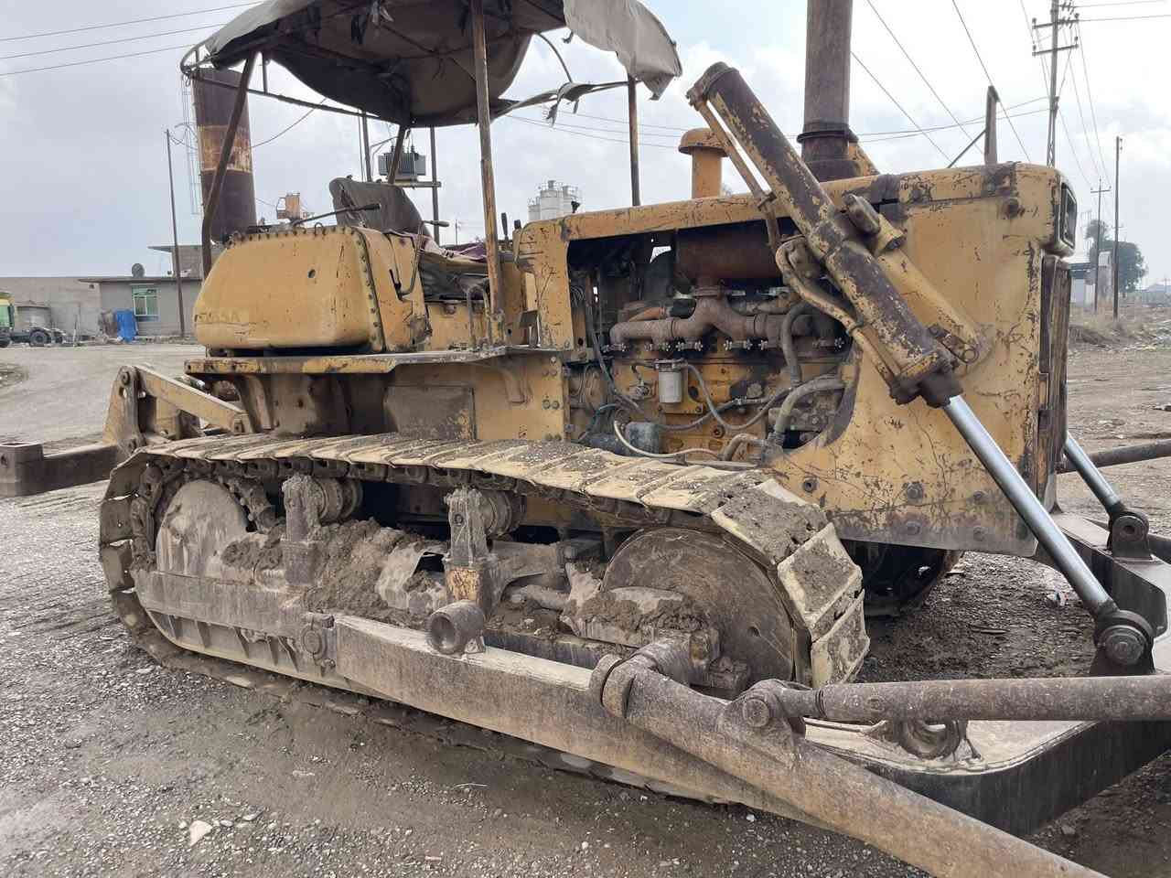 سلام  عليكم بلدوزرحجم 65كوماتسو للبيع موديل 1981بلادي بدون صبغ محرك وكير ابشرط مكفولة بدون نواقص راديتر وسلف جديد شادها بلدوزر بيها كتاب مزايده بأسم ألوالد سعر 20مليون وبيها مجال العنوان كركوك ***********
