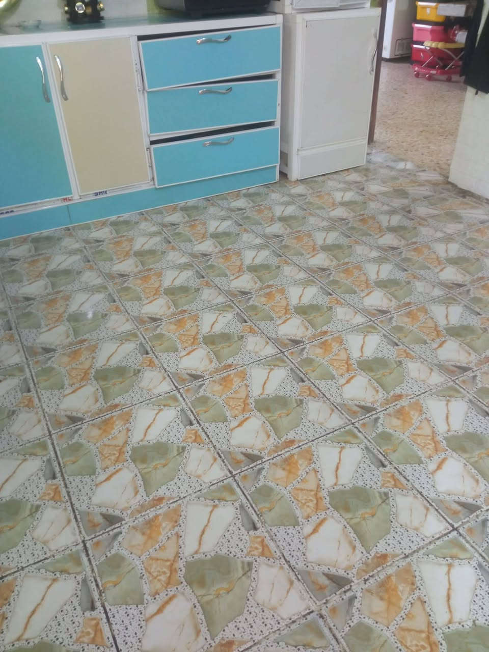 بيت للبيع حي نادر 3
مساحه 240 
طابو صرف 
يتكون من استقبال و 3 غرف نوم وهول ومطبخ 
ومجمع صحيات عدد 2 
خدمات كامله مدرسه وسوك نادر قريب عليه السعر 120 
للاستفسار 
***********
