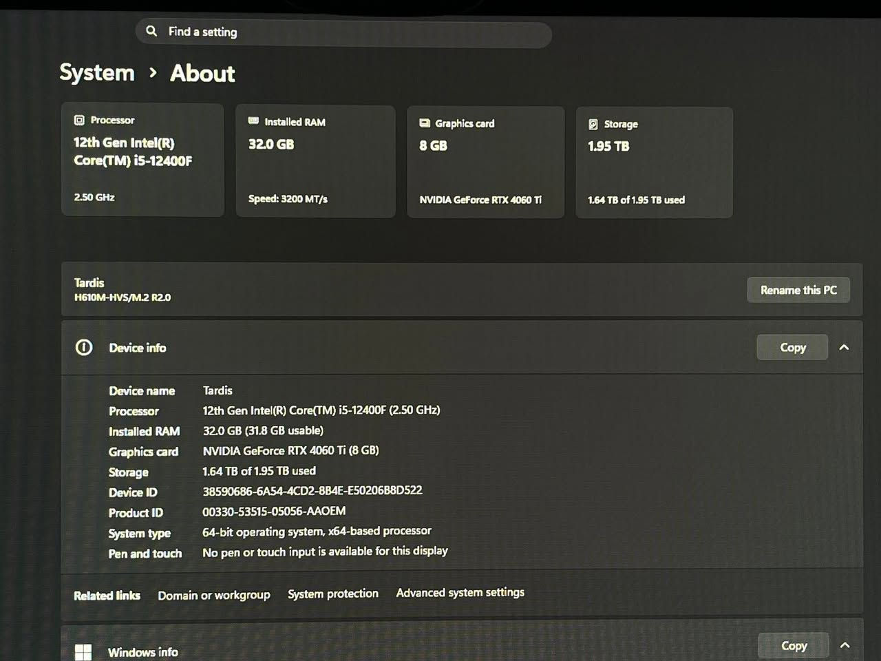 السلام عليكم سيت اب كامل للبيع
البيسي 
معالج Core i5 12400f 
رامات corsair vengeance 32gb 16x2 ddr4 
كارت asus 4060ti 8gb oc مروحتين ابيض 
التخزين ثنين ssd 512gb و واحد تيرا hdd
و m.2 128 gb
مذربورذ asrock h610m 
مبرد مائي فانين من deepcool 
بورسبلاي 600w redragon

الشاشة 
Samsung odyssey g3 
Fhd 1920x1080
144hz 1ms
VA 
24 انج

ماوس 
Attack shark R5 ultra 
كيبورد
Xpg sorcerer 
سماعة 
Corsair hs70 pro wireless

السعر مليون و ٢٥٠ و بيها مجال بسيط 
مكان الديوانية حي الفرات و متوفر توصيل 
الرقم ***********
