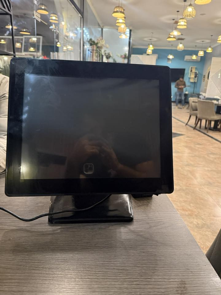 سلام عليكم    البيع  كاشير المخزون
شاشات العدد ٢. 
ستاند يعرض السعر للزبون
كيبورد 
جرار كاش ٢ 
رقم تلفون ***********
مكان ديالي
