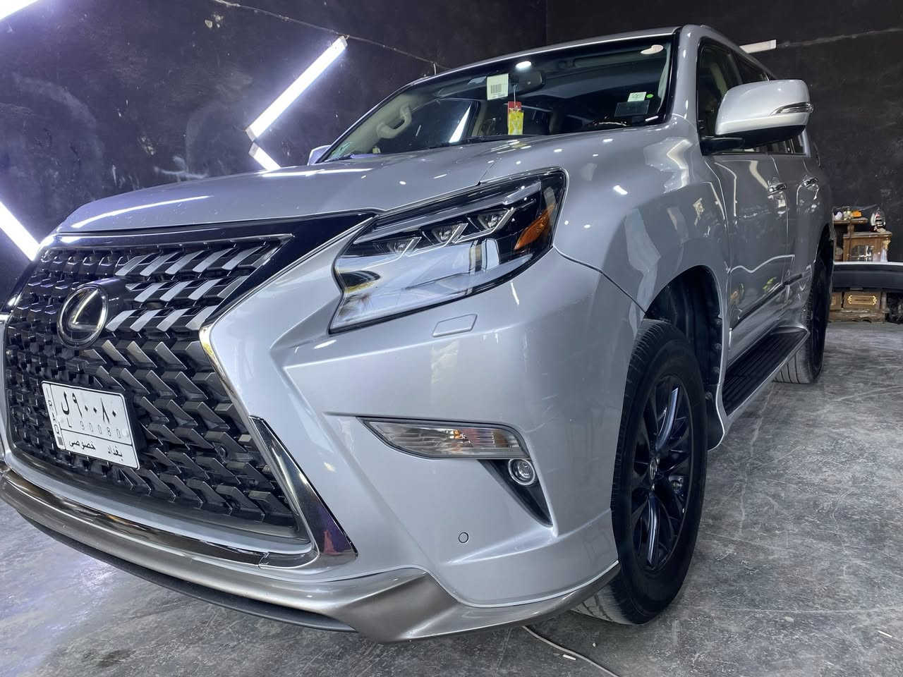 السلام عليكم. لكزز برادو موديل 2019 وارد امريكي حادث بسيط جدا صور الحادث بالمنشور مواصفات فول اعلى فئة 
رقم بغداد مميز السعر 297$ وبيها مجال للاستفسار ***********
