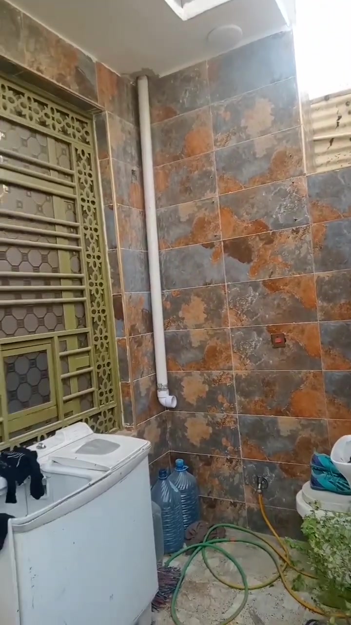بيت للبيع في منطقه الدسيم بدايه المنطقه المساحه 100الفتحه الرئيسيه مقابيل 38فرع عريض وتبليط 0771 528 1405للاستفسار
