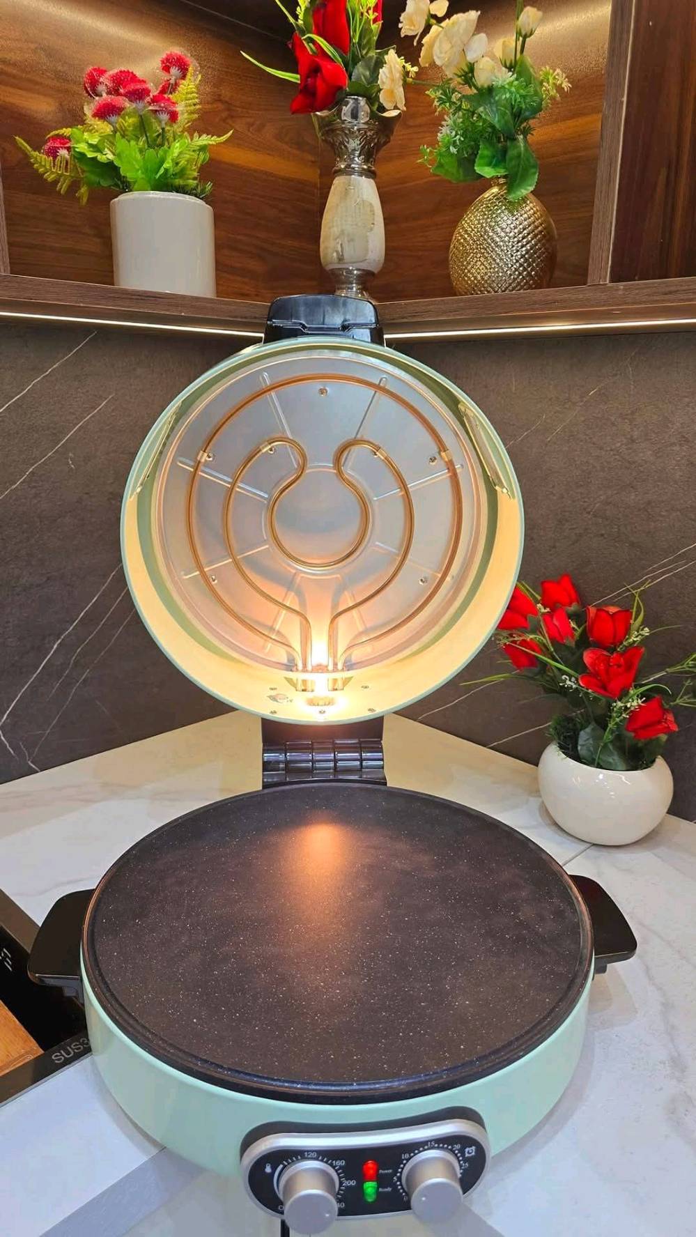 توفر من جديد تنور كهربائي ( خبازة ) لصنع ( الخبز العربي + بيتزا + اللحم بعجين ) خلال ٥ دقايق 🔥
                   
من ماركة 🇩🇪🇩🇪🇩🇪POWERMAXX3🇩🇪🇩🇪🇩🇪 الالمانية 

1️⃣ قياس 40 سم حقيقي 💯 الحجم الكبير 
2️⃣ تأتي بقوة 2200 واط 🔌
3️⃣ تحتوي ع تايمر ( مؤقت ) 
4️⃣ هيترات ستانلس ستيل اعلى + اسفل بدرجة حرارة تصل لل 240  درجة 💪🏻🔆
5️⃣ صينية الخبز من كرانيت أسود المانع للألتساق وسهل التنظيف 🧽 
6️⃣تحكم منفصل ( يعني نكدر نشغل الهيتر الاعلى والاسفل بشكل منفصل او مع بعض ) 😍🔥
7️⃣تحتوي ع انارة بالداخل 💡
8️⃣ تحتوي على 2 شباك لرؤيه ومراقبه عمليه الشوي 🔥

للحجز والأستفسار مراسلتنا 📩📨 
او الاتصال ***********
التوصيل لجميع المحافظات 🇮🇶🚚 

