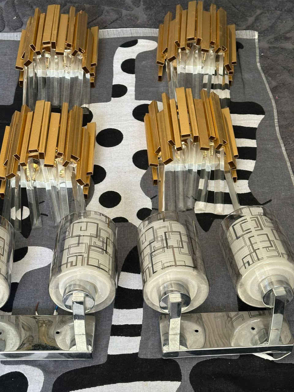 براكيت عدد 4 ذهبي 
براكيت عدد 2 سلفر 
ثريه كبيره عدد 2
السعر 225
مستخدم شي قليل مكاني بغداد شارع المغرب 
***********
