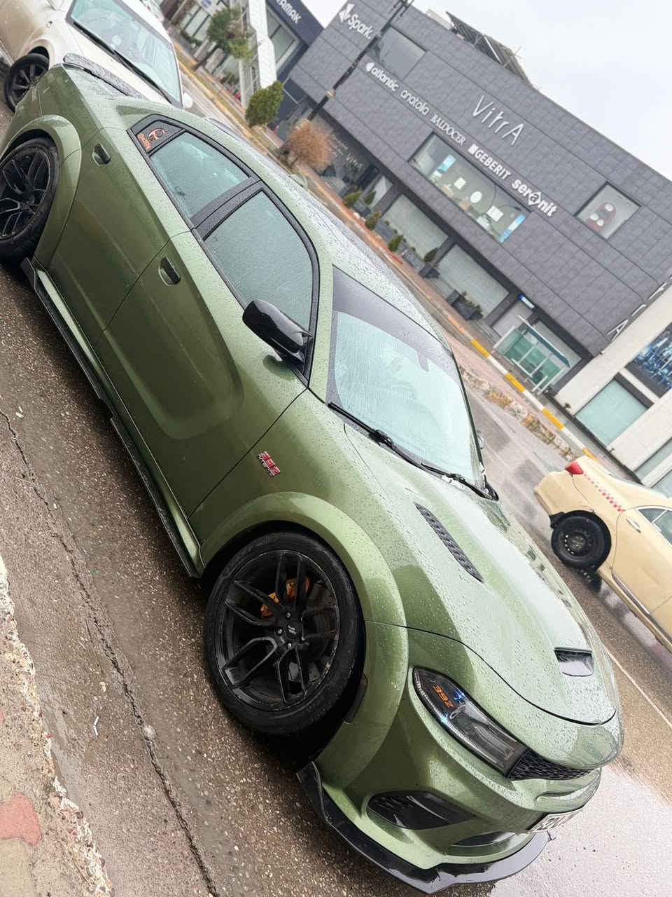 سلام عليكم 😍💚
جارجر سكات باك وايد بودي أصل 2021 
سكات باك محرك  6.4  
بدون حادث  حادثها سرقه جاملغ وبنيد وطخه بل باب صبغ يعني بدون ايرباك لسياره 

المواصفات
مكابح رياضية (برمبو) 
لايت LED 
فتحت سقف (سلايد) 
كاميرا خلفية 
امكانية التحكم بوضعيات المقود كهربائيا 
كزوز سستم 
ويل قياس 20 أنج اصلي
تشغيل عن بعد 
مقاعد رياضية من الجلد الفاخر 
ذاكرة لحفظ وضعيات الجلوس (ميموري) 
نظام خرائط GPS 
تدفئة ستيرن 

مواصفات آخر ‼️✅
عليها هواي اضفات كماليات 
اوركل لايت
اوركل بك لايت 
اويل كاج كان
برمجه ايكل اكيد 🐊
كزوز وتفريغ وزرع بوبات علي الوادي 
داخل كاربون 
كفرات مكينه وسترس بار ٣ منهن بل عراق ...
 تواصل خاص او واتساب
***********📞✅
وسعره كلش حلو $✨

