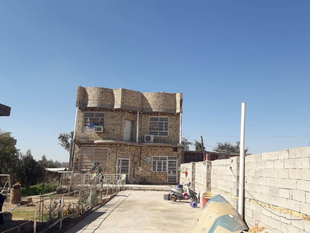 السلام عليكم الدار البيع البيت الاول طابقين متكون من اربع غرف وصاله ومطبخ وستقبال وصحيات فوك وجوه البيت الثاني طابق واحد يتكون من غرفتين وصاله ومطبخ وصحيات كلهن كونكريت بناء طابوق البناء حديث جدا المساحه الكليه 800متر المكان حي الفرات السنيه السياحي قبل سكه مقابيل شركة العادلي لصب خلف مكتب توحيد العفلوكي. الاستفسار اكثر الاتصال *********** /////***********
