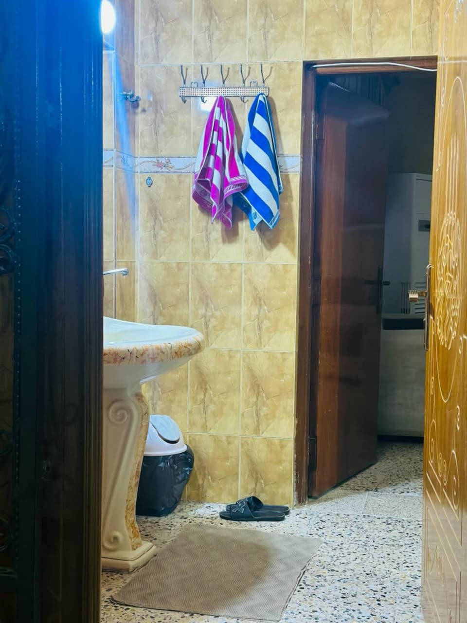 للبيع 
بالفلوجه / حي المعتصم قرب دائره الوقف السني دار 338m سند 378mواقع حال زياده حوالي 40m طابقين 5 غرف نوم  ركن ع شارعين 10mو12mمرمم فول عالي عن الشارع الطابق الارضي 2 غرفة نوم واستقبال وصاله ومطبخ حار وبارد وكراج وحديقه ومجموعه صحيات والطابق الأول 3 غرف نوم وصاله وصحيات  الدار جاهز للسكن سعر البيع 290مليون ونتفاوض ***********وات ساب //*********** //مكتب المانع للعقار مقابل كراج بغداد للنقل الموحد
