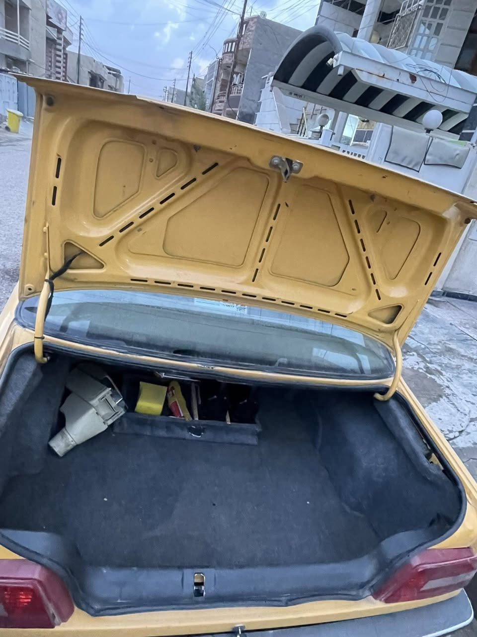 شلونهم الطيبين
سيارة بيجو لميس (٢٠١٥)مكينة قبل ٢٠يوم امجفتهة كلة اصلي وكالة كير جديد السيارة بيهة صبغ بل جاملغ الخلفي جهت الصايق الباقي كلهة السيارة كفالة 
السعر ٤٦او بيهة مجال شي بصيط ماكاني البياع حي الشباب رقمي ***********
