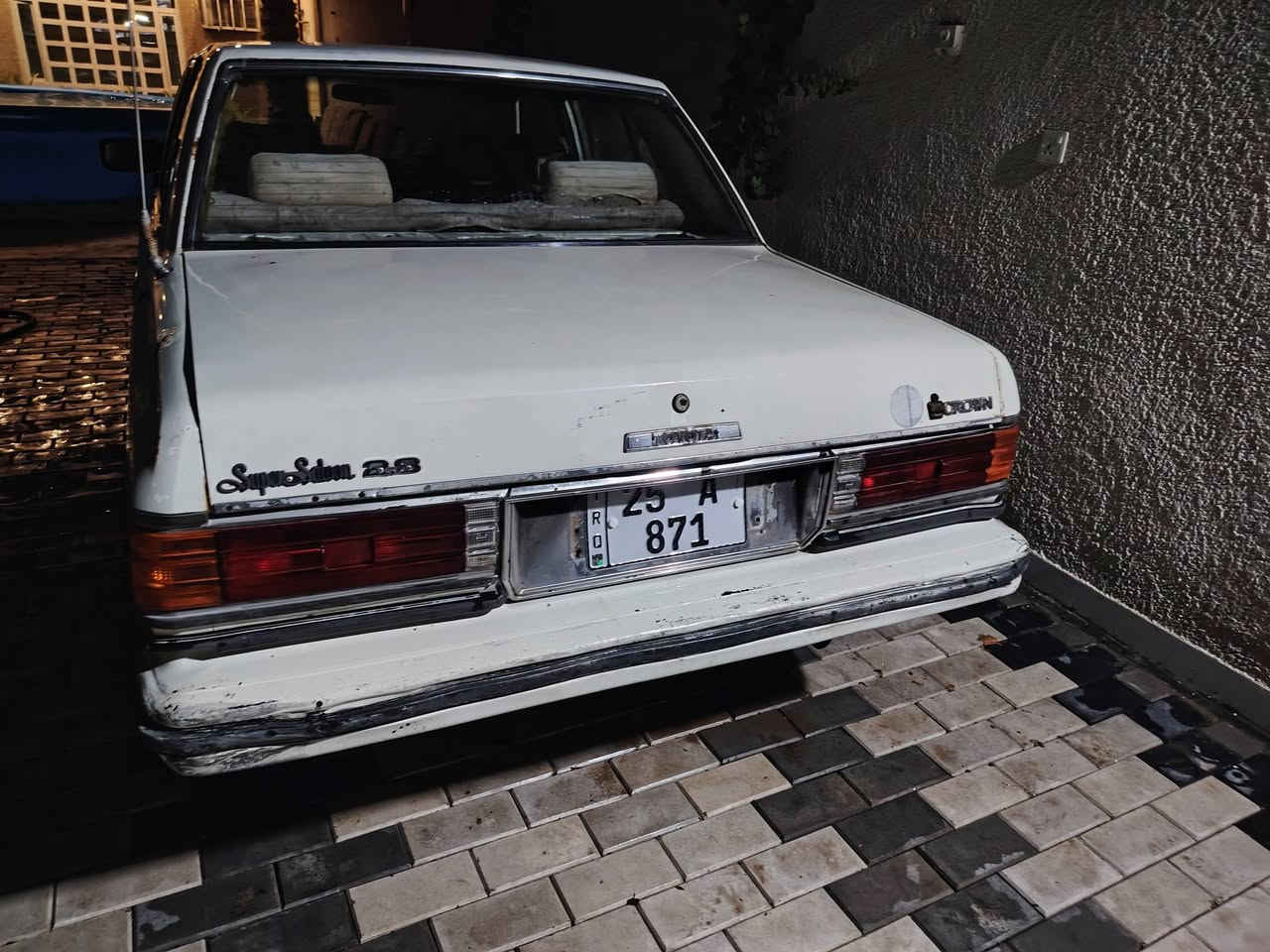 السلام عليكم..
 من رخصه الادمن سيارة سوبر موديل 82 سنوية باسمي ورقم مميز كير ومكينه جدد حاويه ياباني مكينه 2،5 صدر امامي خلفي جديد  ويا تخم تاير جديد وفيت بم جديد السعر 85 ورقة وبيها مجال للشراي
رقم التلفون ***********
