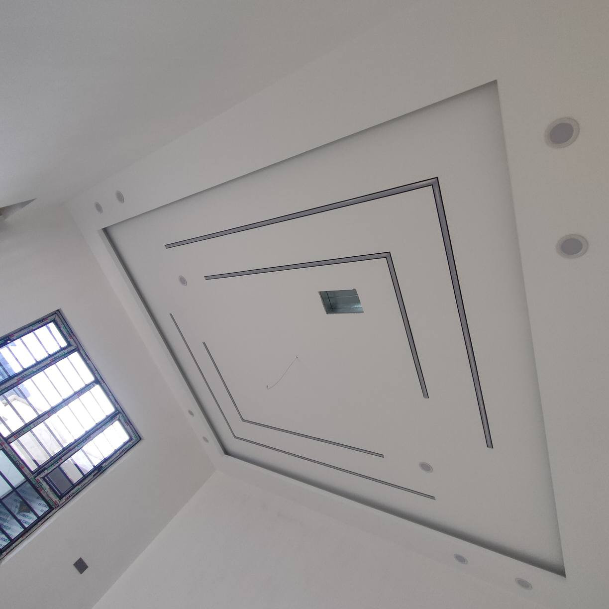 طلس وصبغ الجبس بورد والواجهيات
نشتغل بلمتر وطوب 
اتصل ***********
