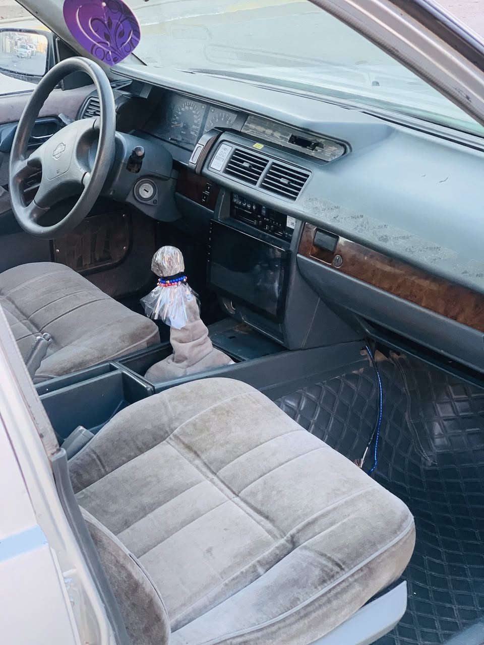 سەرەتا بە ناوی خودا
سدریک مۆدئل ٢٠٠١ 
ئارمی پلاستیکی سلئمانی 
دوو پارجەی بۆیاخە 
قرجئکی لای سەکنی هەیە 
گئر و مەکینە و تەبریت و ئەکسل و کارەبای هەموی بە شەرت
تەقەورەقەی نیە کامل گئج و هەموو گیانی ئیش ئەکای مەزبوت ئارم و ئەولیات و موس و براوو بە شەرت 
سەیارەیەکە ٢٥٠ مەسروفی نیە 
شاشە ئایپات داشبول و کوشنی زۆر جوانە 
٣٧ و مەعامەلە گۆرینەوەش ئەکەم بە شتئک بە دلم بیت 
شوئن هەلەبجەی تازە 
***********
