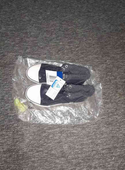 ٢٠٠ زوج احذية بالة اصلية بسعر مناسب اليريدهن يخابرني ***********
