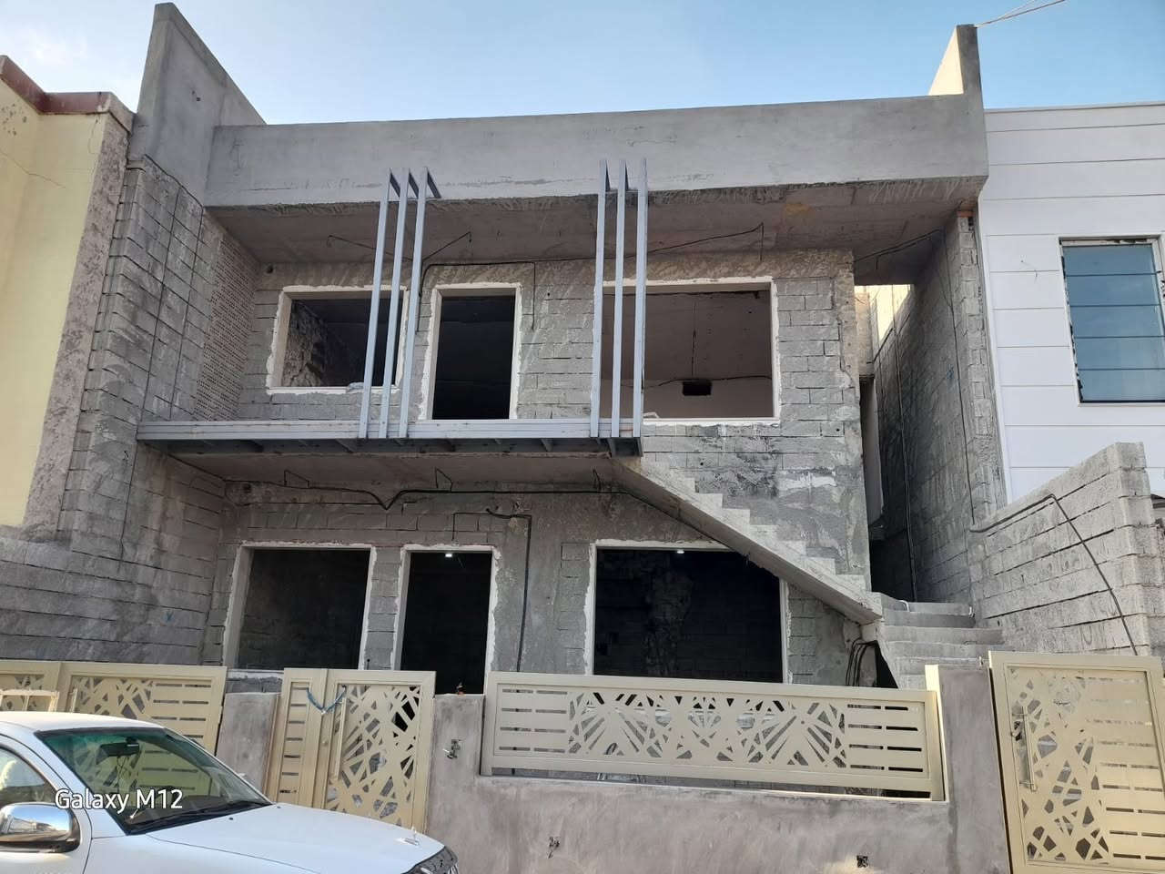 السلام وعليكم ورحمة الله وبركاته شلونكم عيوني أحبتي أصدقائي الأعزاء متابعي صفحة النسيم للعقار في السليمانية وسيط لبيع وشراء البيوت والشقق السكنية داخل المجمعات السكنية وخارجها  .. وسيط لبيع المحال والبنايات التجارية والأراضي التجارية  والزراعية  .. يوجد لدينا بيت هيكل متكون من ثلاث طوابق قيد الإنشاء كما موضح في الصور ..  البيت متكون من ٦ غ ف نوم  مساحة ٢٠٠م  باتجاه شروق الشمس  .. منطقة رزكاري السليمانية  .. للإستفسار اكثر يرجى الاتصال على الرقم .. ( *********** ) النسيم للعقار في السليمانية  .. صاحب الصفحة اكون ممنون لحضرتك توافق على منشوراتي  ربي يرزقك ويرزقنا..
