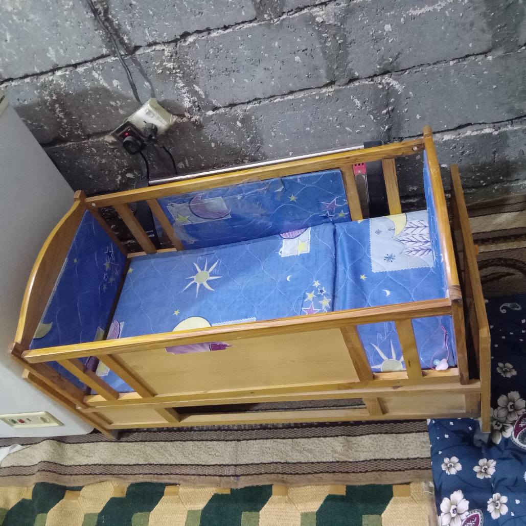 السلام عليكم كاروك  طفل  خشب  نظيف جدا   وبي مجر للغراض للبيع للاستفسار *********** متواجد خاص
