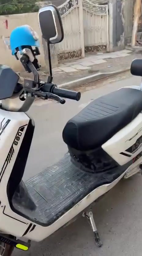 دراجه شحن نوع ASK مستخدم 5 اشهر
مواصفات⬇️
✅6بطاريات كبير 
✅بريك امامي وخلفي 
✅اشاير يمنه ويسره 
✅نظام البك للخلف R
✅فيها 4 سرع ونظام تبديل السرعه 
✅تثبيت السرعه 
✅ضوء عالي وناصي 
✅اضوية داير مدايرها بكل الالوان 
✅السرعه يكتب 100 حقيقي 60
السعر 700 الف وبيها مجال 
*********** للاستفسار
