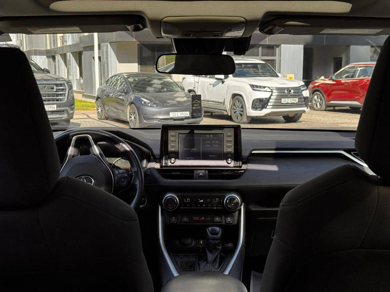 تويوتا راف فور (Toyota RAV4  -XLE) موديل 2021 رقم اربيل لون اسود 
السيارة بحالة ممتازة جداً الياخذها راسه بارد بالعافيه عليه مابيها مصرف دينار 
وماشية 60,000 ميل . وارد كندي 
المواصفات:
• المحرك: 2.5 لتر، 4 سلندر.
‎• نوع الوقود: بنزين.
• الفئة: XLE.
٠فتحه سقف 
٠رادار  (امامي . جانبي . خلفي ) + كامره 
٠تحكمات ستيرن -مثبت سرعه 
٠توقف ذاتي 
٠تشغيل عن بعد - صندوق كهرباء 
تدفئة المقاعد +تدفئة  الستيرن 
٠كراسي الامامي كهرباء 

حالة البدن (الصبغ والضرر):-
• السيارة بدون صبغ نهائياً.
• بدون ضرر، توجد فقط تعديل (بارد) بسيط جداً في البنيد 
• السيارة خالية من أي ضرر ثاني أو دواخل، وكافة التفاصيل مثبتة بتقرير الفحص المرفق.
رقم الشاصي ( 2T3W1RFV6MC164127)

رقم التليفون :-***********

