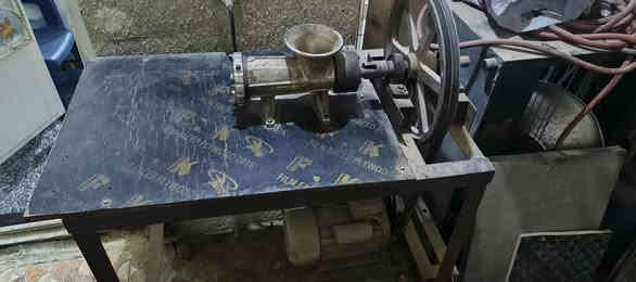 مثرامه لحم مستعملة قليل جدا السعر ٢٥٠٠٠٠٠ماءتان وخمسون ألف الموقع بغداد الكرخ هاتف ***********
