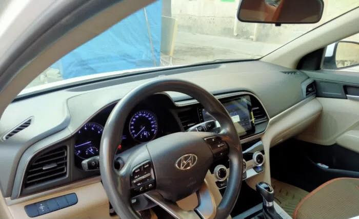 السلام عليكم هونداي النترا للبيع موديل 19شكل20 المواصفات فول 1/1 السياره مكفوله ماعدى شخط بالجاملغ والباب ومسحوب كرت وبيها حالوب خفيف والباقي كفاله السياره حلوه أحله من الصور رقم شمالي الجديد انكليزي وسنويه جديده هزه جديده لغاية 2030 بسمي حصرآ السياره جاهزه من كل النواحي 
السعر 155وبيه مجال
للتواصل ***********
