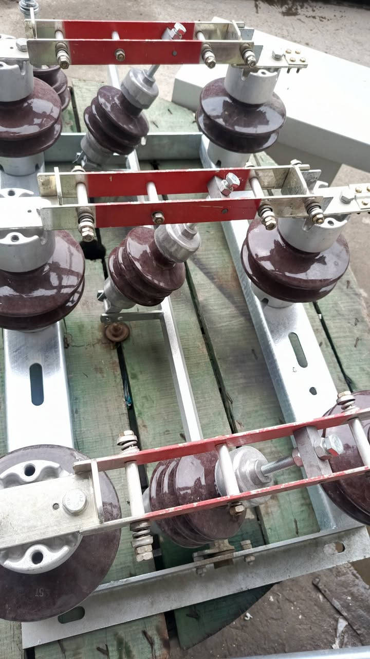 السلام عليكم يتوفر لدينا سلك وفنجان وفواصل ومحولات  وبوردات ABbالاستفسار***********
