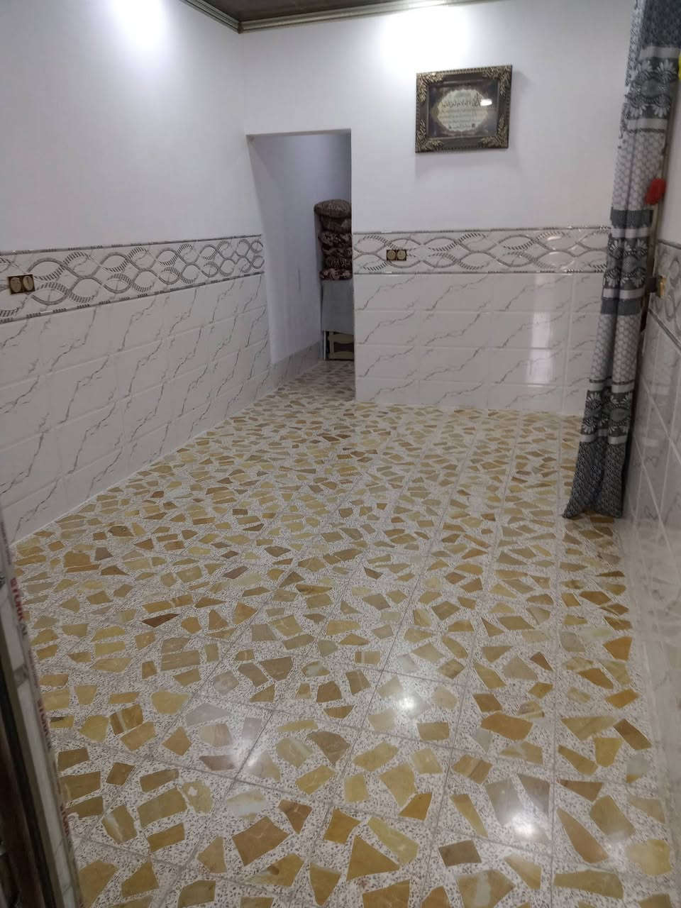 الدار للبيع طابق ونصف مساحه 100 متر موصل حي السماح الثانيه مقاطعه 24 خدمات كامل ماء كهرباء تبليط سند طابو شرط الوكاله والتحويل السعر 75 مليون وبيها مجال تواصل مع صاحب الدار رقم الهاتف ***********///***********

