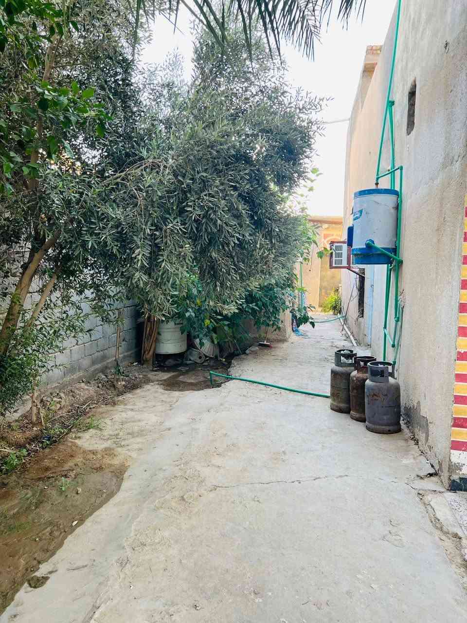 السلام عليكم دار للبيع المساحه 950 سند 25 للبيع يتكون من غرفتين نوم 5×4+صاله 8×4 +مطبخ 6×4 هول حمامات خارجيه الهول8×4 البناء 2017 حديقه اماميه وطارمه كبيره مشتمل وره البيت غرفه ومطبخ السعر ع رقم ***********

