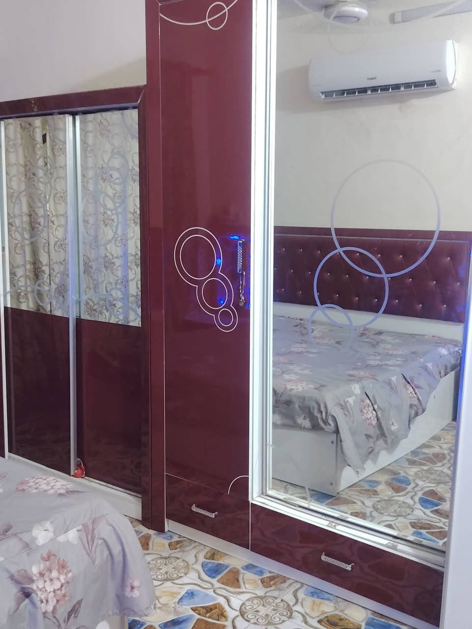 غرفة نضيفة ٩ قطع كنتور وملحق  تسكام للبيع ب مليون و500
بغداد ابودشير 
 الاستفسار الاتصال ***********
