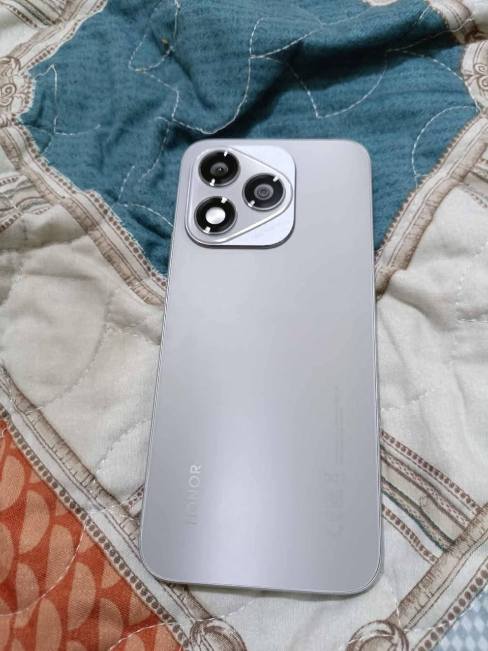 السلام عليكم إعادة نشر بسبب الوعود إذا مو شراي للحجز وبعدين متجي  على كلا هونر 400 لايت 5g ذاكرة 256 الرام 16 شاشة امولد 120 هيرتز بصمة بالشاشة كامرة 108 ميكا بكسل بطارية 5230 ملي أمبير تدعم شحن 45 واط نظافة فول مكفول من الفتح والتصليح السعر 275 ألف سعر الجديد 340 ألف إخوان اللي معاجبة السعر يعبر المنشور مكاني بغداد ما عندي توصيل ***********
