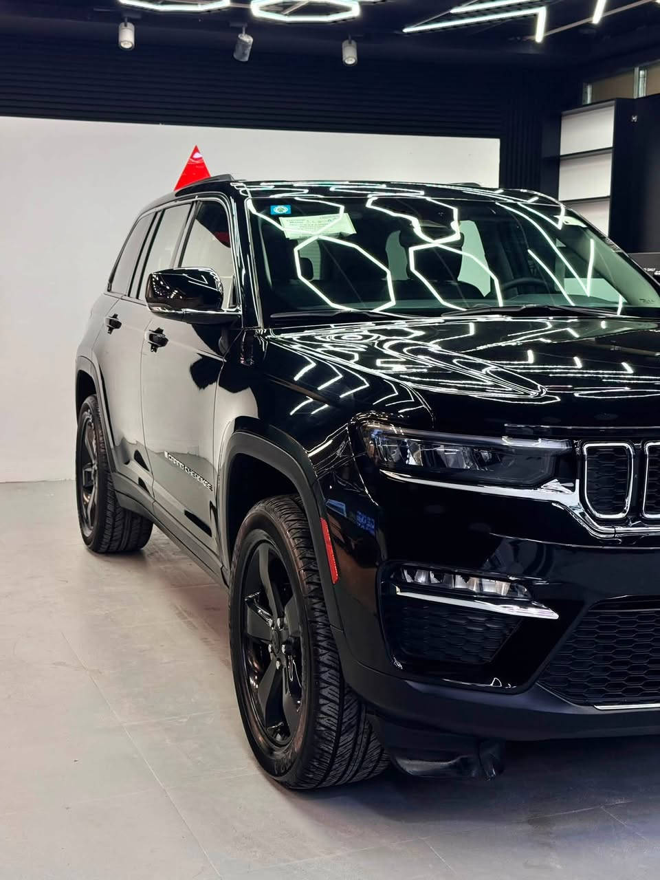 السلام عليكم
Jeep Grand Cherokee 
Limited Plus
2024 للبيع
عداد :20 الف ميل
داخل جلد أسود
بانوراما
تحكم بالستيرن
شاشة كبيرة
كراسي امامية كهرباء
ميموري كرسي السائق
تدفئة مقاعد امامية
تدفئة مقاعد خلفية
تدفئة ستيرن
خاصية دخول بدون مفتاح
كاميرا خلفية
رادار امامي
رادار جانبي
تحديد مسار
مثبت سرعة تفاعلي
تشغيل عن بعد
باب الصندوق كهرباء
STOP/START ENGINE نظام
ALPINE نظام صوت
حساسات خلفية
اوتو بريك خلفي
هاند بريك كهربائي (بصمة)
اضوية امامية LED
اضوية امامية زينون عالي/واطي
كشافات ضباب زينون
4 وضعيات قيادة
اضوية خلفية LED

السيارة بيهة تايرات لاندكروز وويل نجمة المرغوب

حادث جاملغ وباب بچم كبس وبالعراق صار بيهة باب نفس الجهة والسيارة تبديل 3 قطع اصلية بلادي نفس اللون بدون صبغ
 
العنوان : بغداد 
للاستفسار : ***********

