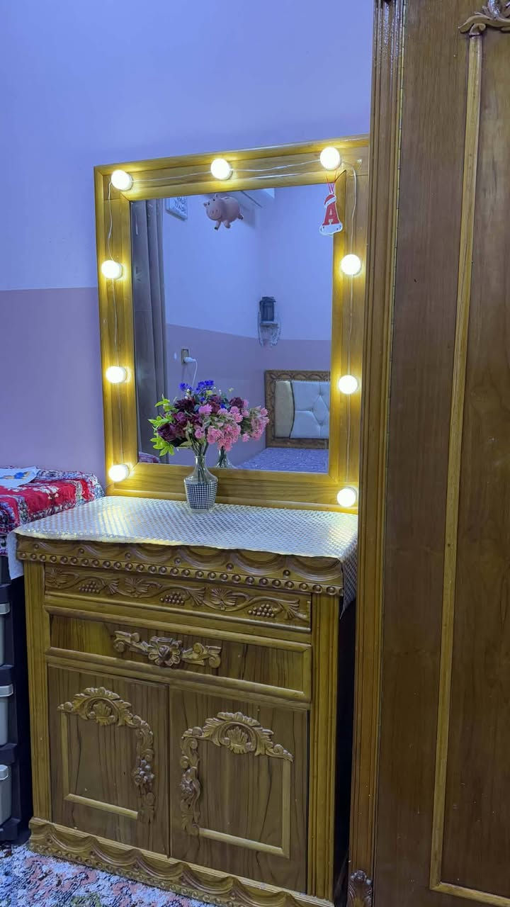 السلام عليكم عندي هاي الغرفة  للبيع خشب ثقيل خمسه ملم شغل توصي السعر 800الف تفصيل على رقم ***********
