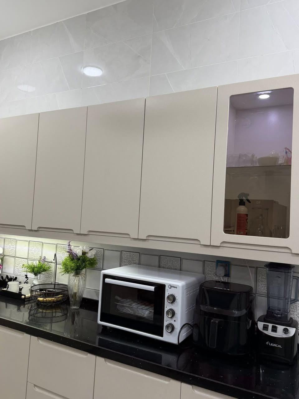 كاونتر للبيع مستخدم ٥ اشهر شغل درجه أولى ثقيل سعر ٢٤٠٠مع طباخ وساحبه مكاني بغداد الكريعات 
الرقم ***********
