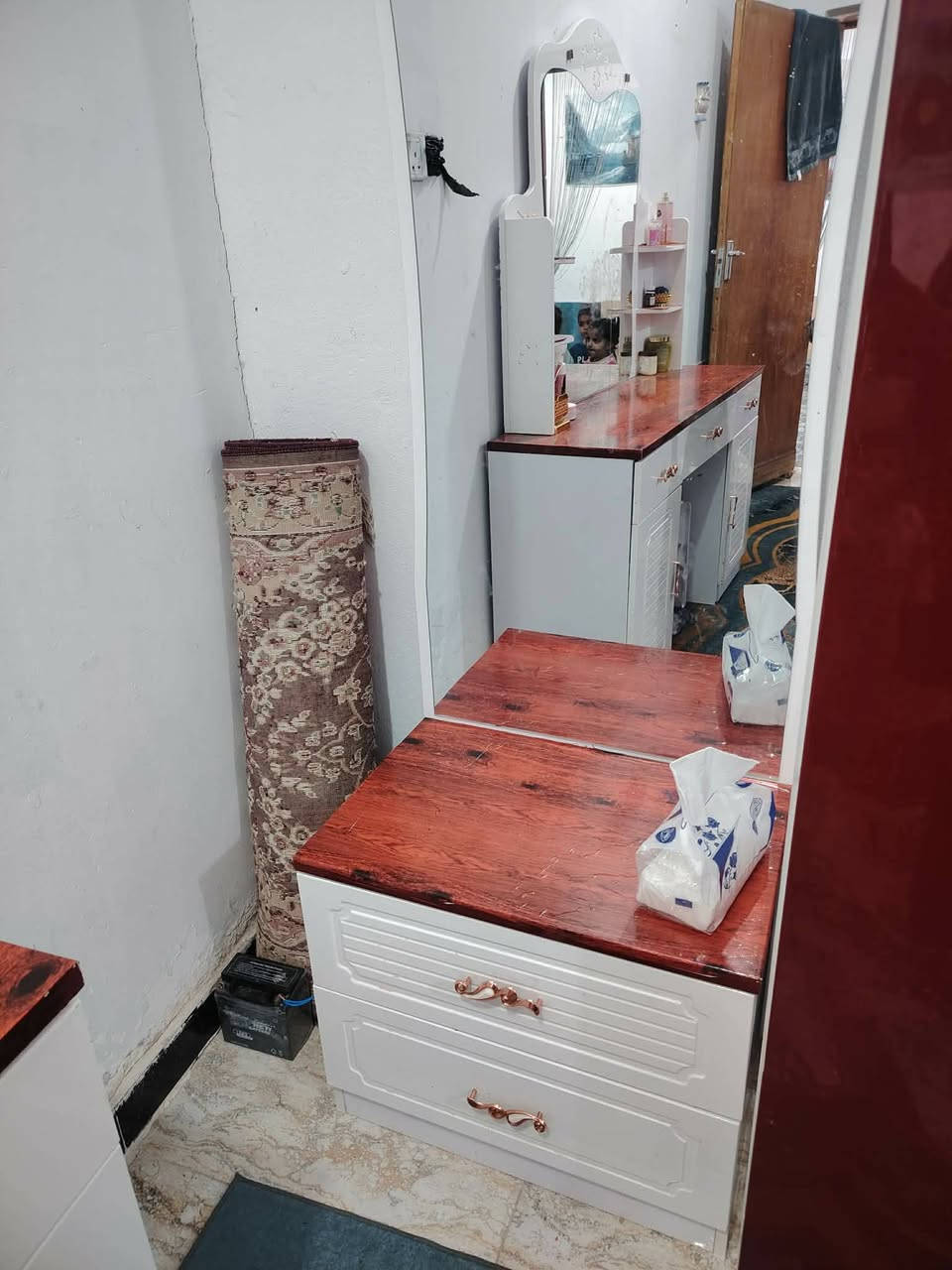 غرفه البيع نضيفه ب٣٥٠ وبيه مجال ***********
