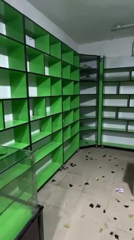 رفوف فاترينات نضيفات جدا
***********
