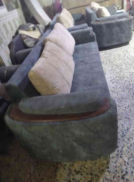 اغراض منزليه اللبيع العنوان حله ناحيه ابي غرق شارع المحكمة الاتصال على الرقم التالي *********** حلة
