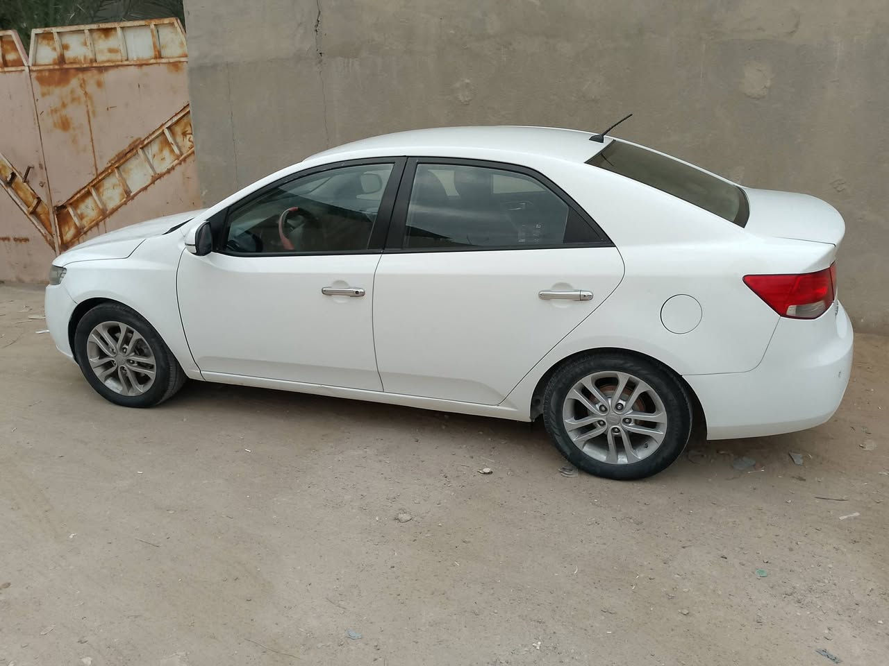 سلام عليكم كيه سيراتو موديل ٢٠١١ رقم سليمانيه دولي سياره بأسمي مكينه وكير مكفولات حداديه تبريد جديد بيه  ملاحضات السعر ب ١٠٠ وبيه مجال ***********
