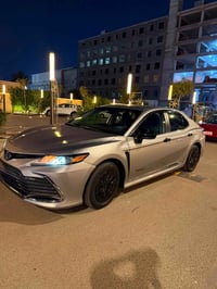 بيع سريع جوه سوك تويوتا كامري 2022 هايبرد مرقمه بغداد  قبل يومين باسمي...
