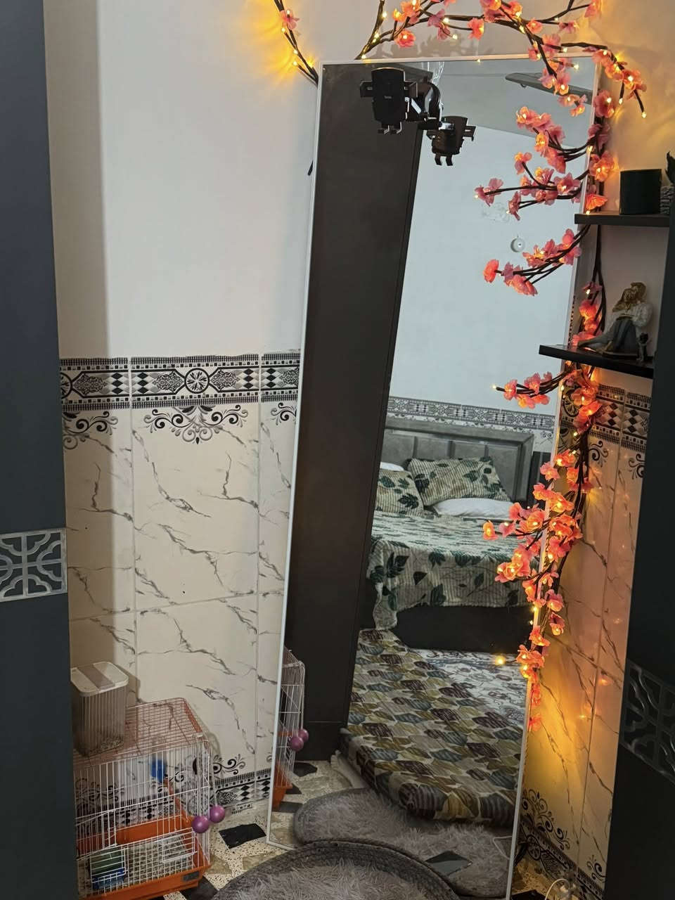 الغرفه ب ٤٥٠ الشاشه ب٥٠ الثلاجه ب١٠٠ الدوشك ب ٨٠ المرايه طول ١٨٠ ولعرض ٦٠ رايدها ب٤٠ وتساب *********** وبيهن مجال بسيط
