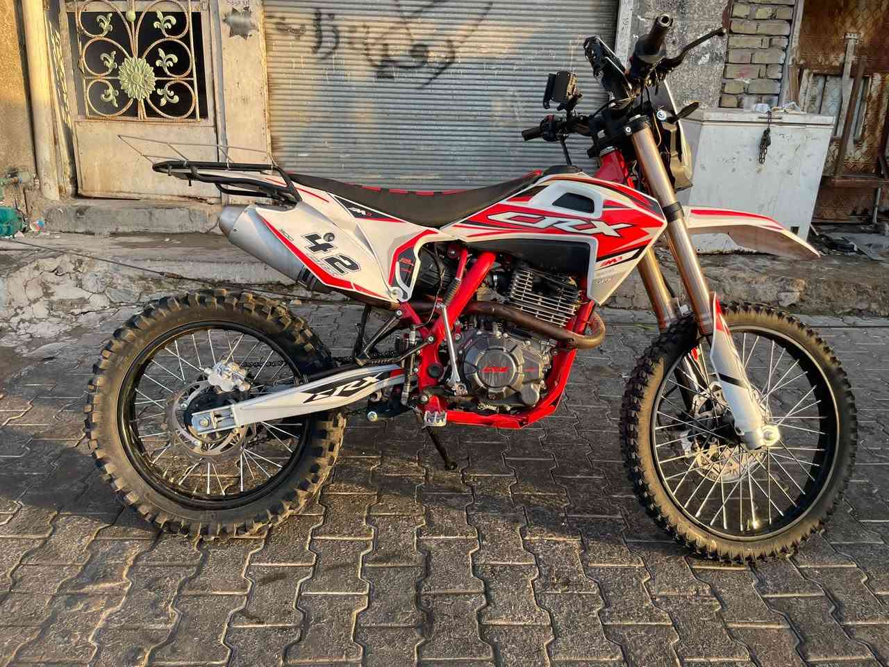 السلام عليكم دراجه قفاز CR-X موديل2025 للبيع دراجه محرك 300cc دراجه خير من الله مابيه كلشي استخدام شخصي مكاني بغدادرصافه الدراجه صالنصه  بلادي رياضي دراجه كلش نضيفه سعره مليون و٦٠٠وبيه مجال ***********
