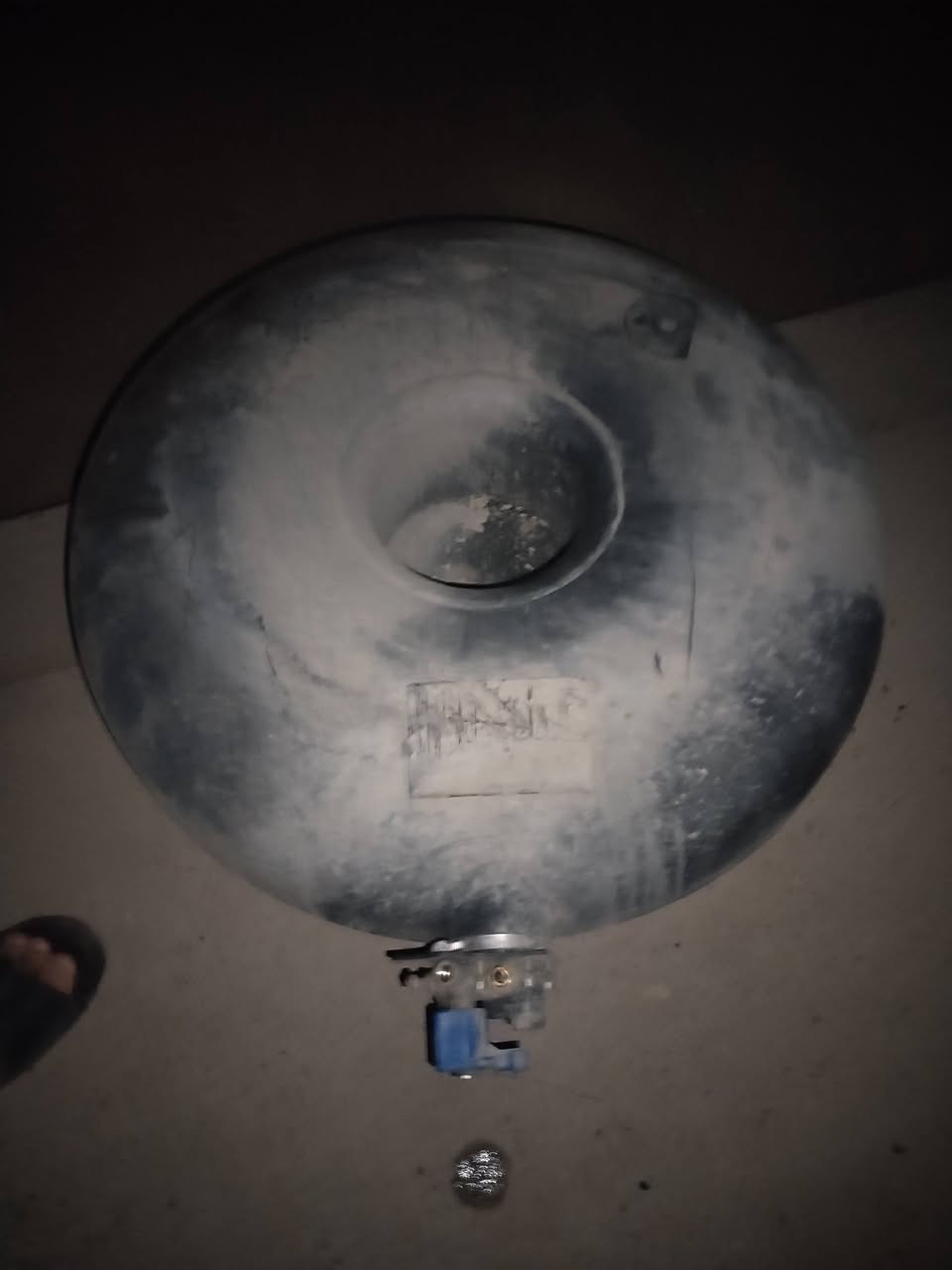 السلام عليكم للبيع خزان حلقي ابو٦٠ مع طوافة ينشد خارجي جوه السياره للسيارات العالية او البيك اب خزان مال ورشة حكومية سعره ١٣٠ الف الاتصال *********** متواجد واتساب
