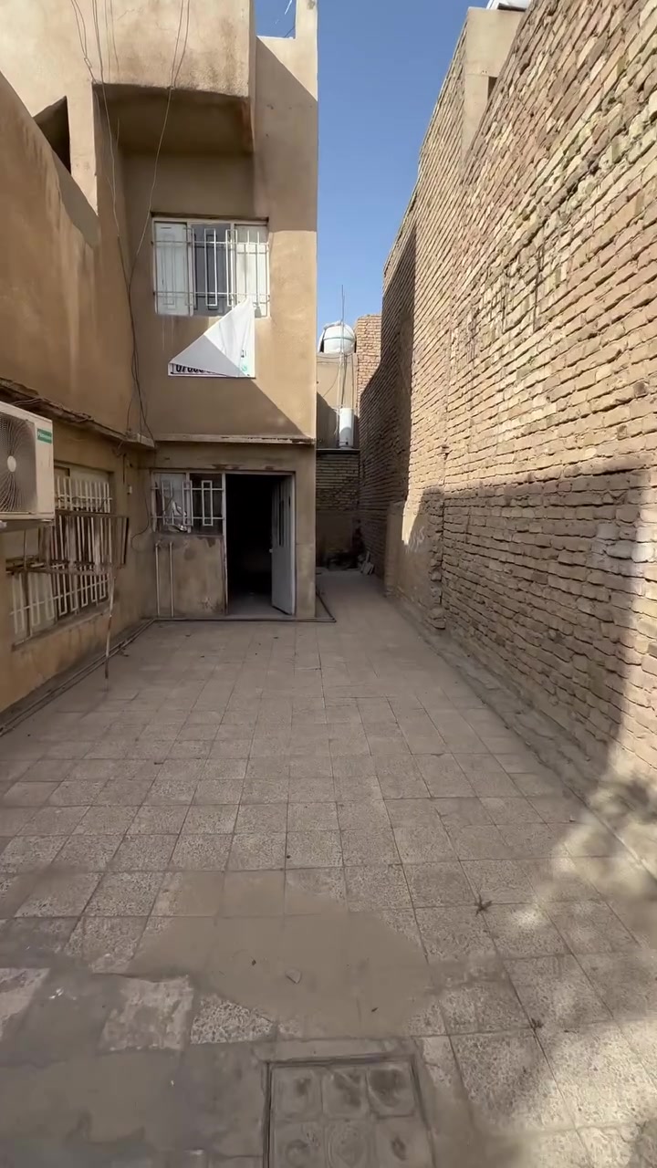 السلام عليكم
➖ دار قديم بسعر الارض في حي العامل قرب شارع 7 نيسان ا :-  
▪️المساحة : 220 م  الواجهه : 7,5 م  ينزل 6م وبعدين يفتح 17,5 م وينزل 15 متر 
▪️موقع ممتاز قرب الشارع الرئيسي 

                           للاستفسار : 
                           ***********
