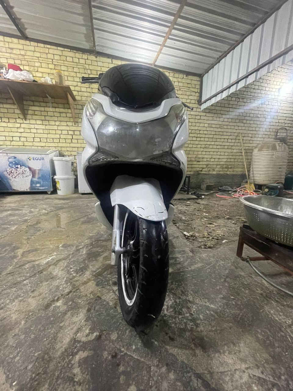 السلام عليكم دراجه بيسي اكس الجيل الاول
السعر مليون  مكان الشعب  الرقم ***********
