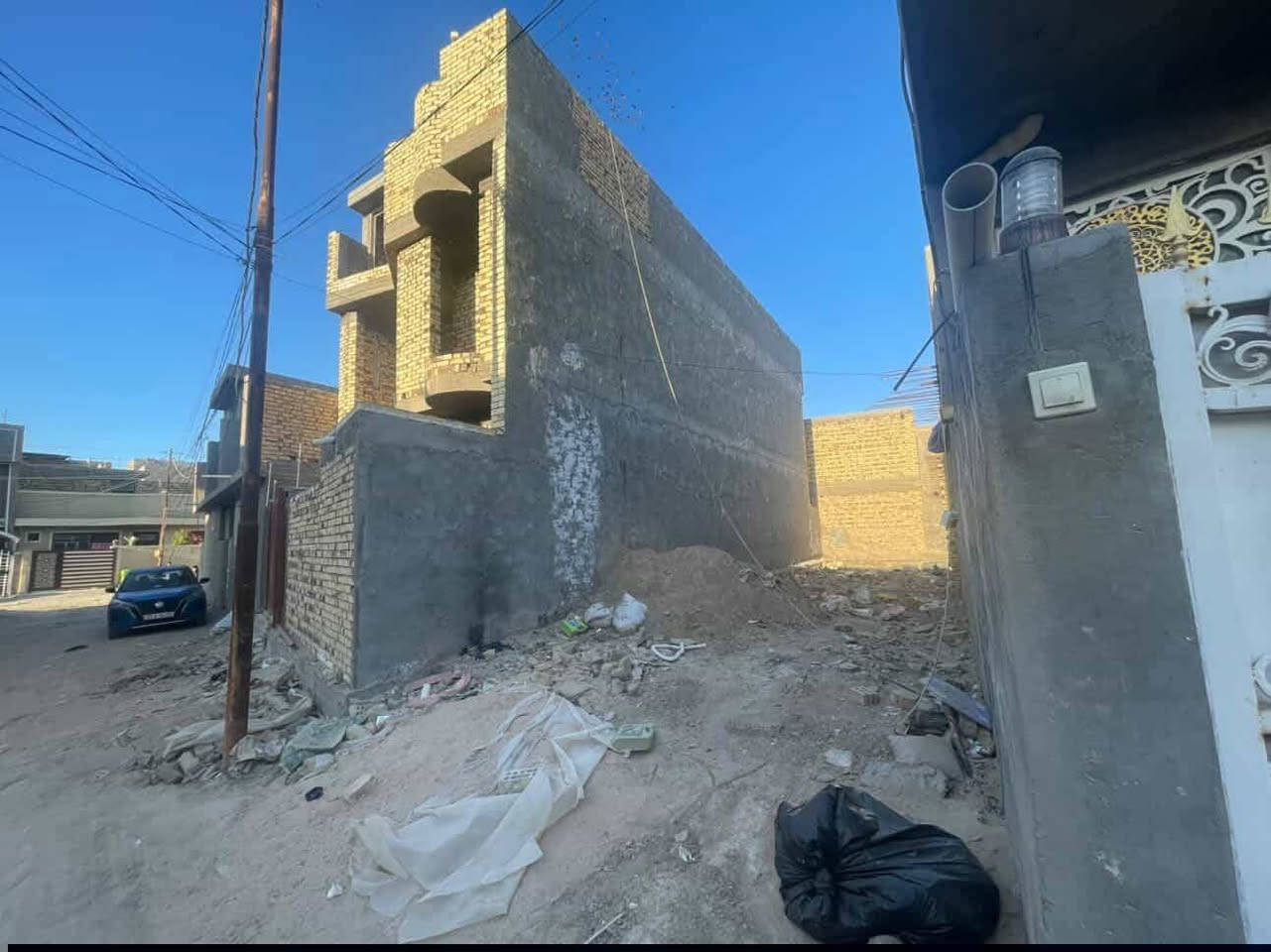 السلام عليكم 
 بتلوا للبيع مدفون وكامل طابو زراعي (المساحه 120)في نادر الاولى على الشارع الخدمي بالقرب من فرن صمون بركات ام البنين منطقة حلوه يوجد فيها كافة الخدمات والبتلوا بأسمي  للاستفسار الاتصال على الرقم ) (***********)
