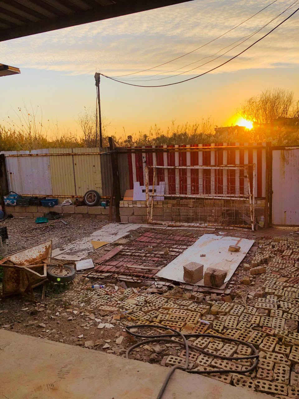 دار للبيع مع مشتمل
الدار يحتوي ع 2 غرفة نوم وصالة جبيرة ومطبخ واستقبال كبير+ حمام ضيوف 
و سويت حمامات خاص بالدار 
والمشتمل : 
يحتوي ع غرفة نوم وصالة من ضمنها المطبخ وسويت حمامات المساحة 600 متر بغداد جسر ديالى مابين الكرغولية والقرية النفطية
***********
***********
