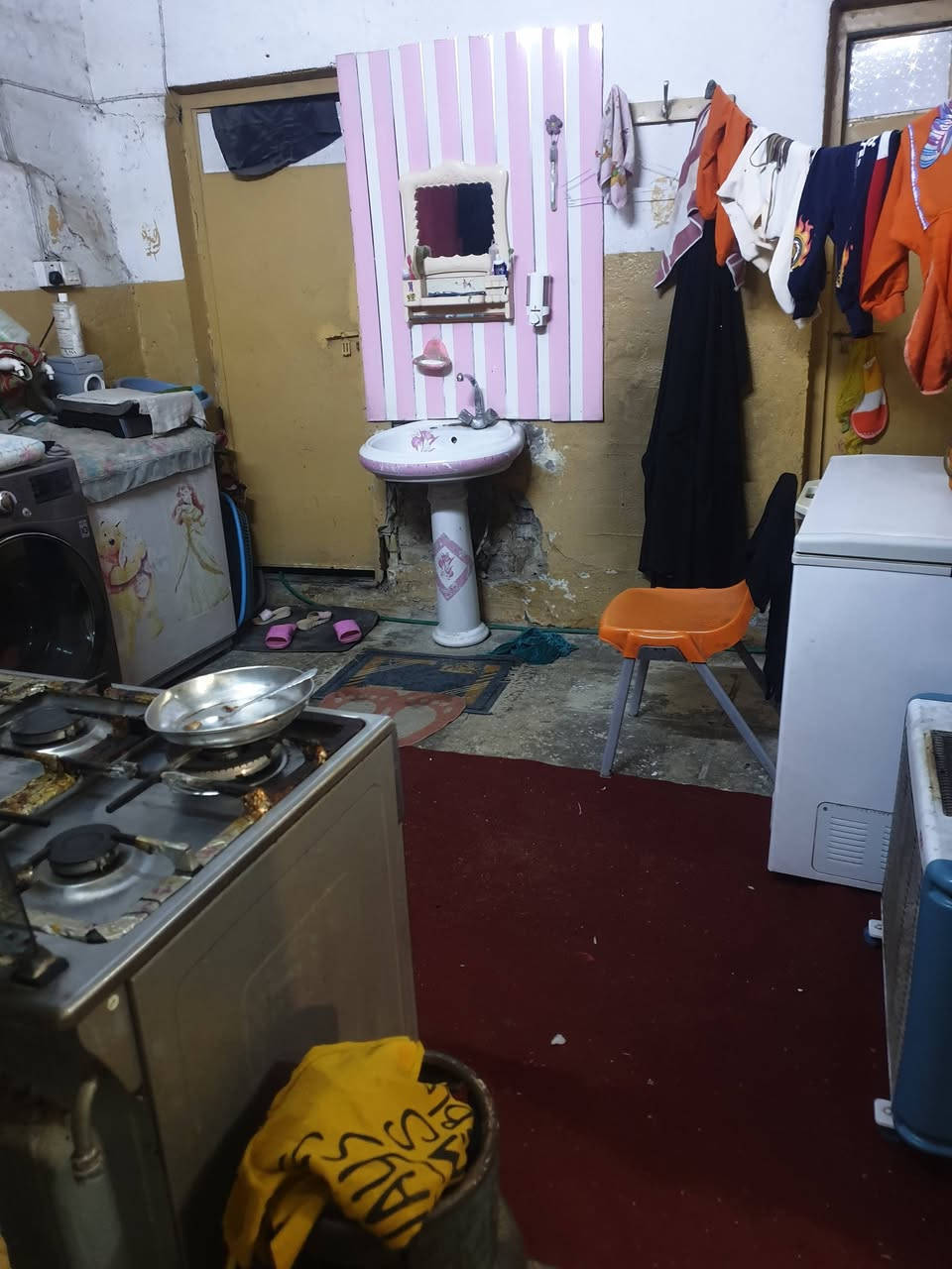 ت تجاوز في حي الامانة قرب مجسر المهندسين الجديد قرب تقاطع الداخل للبيع المساحة ١٥٠ الواجهة ١٠ النزال ١٥ ونص يحتوي على غرفتين وحمام ومرافق وهول ومطبخ وترك كبير يصلح ان يكون غرفة البيت سقف  سندويش عدا المطبخ والهول عكاده تحتاج ترميم البيت بناء طابوق مجاري رئيسى ميزانية كهرباء الشارع تبليط للاستفسار ***********  ابو فاطمه يرهم ابيع قطع من البيت واجهه ٤ متر ونزال ١٥ وكسر
