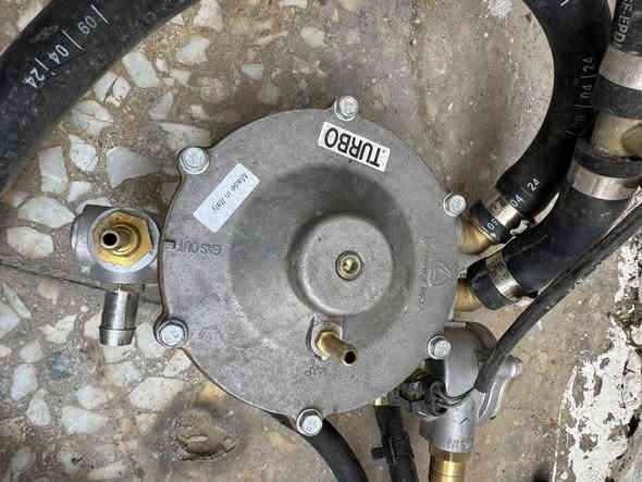 منضومة غاز حلقي 60 لتر 4 سلندر مع كارت الضمان 
مشدوده عل سياره صار 6 اشهر بعدها داخل الضمان 
مكان الموضومه كركوك 
***********
