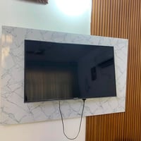 شاشا جديده شخط ما بيها  بس الريمونت مالتها تعالت شويه كلشي نضيف نوعيته...