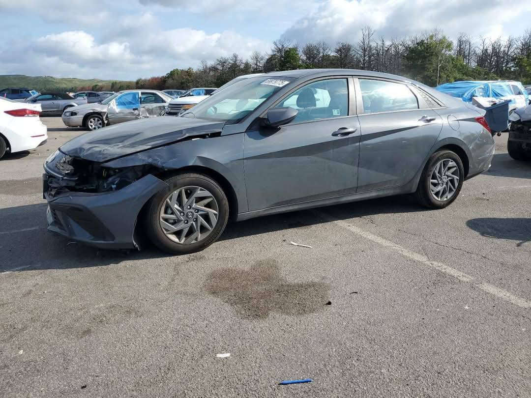 السلام عليكم غراض مال النترا موديل 24 لو 25 البيع لون البنيد رمادي غامق يعني سمنتي ودعاميه هم نفس لون 
*********** وحته لون سياره موجود
