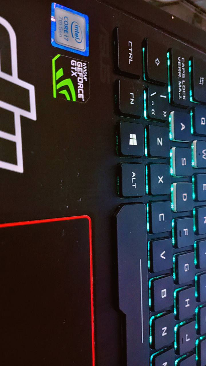 السلام عليكم شباب
لابتوب فئه الكيمنك نوع ASUS REPUBLIC OF GAMER 
اللابتوب نضافه حلوه بدون خلل كله شغال مضمون
ياتي بعتاد 
شاشه حجم 15.6 انش بدقه FHD نوع enhanced LED الوان نقيه
معالج ممتاز من انتل 
Core i7-7700HQ  
من الجيل السابع فئه HQ للاداء الثقيل
كرت الشاشه المنفصل 
Gtx 1050 Ti 4GB FULL PERFORMANCE 
نسخه الti لافضل اداء
هارد سعه نصف تيرة
رامات حجم 12GB نوع ddr4 قابل للتطوير 
بطاريه ساعتان
كيبورد ضوئي
صوت ستيريو محيطي
اكيد الجهاز فول كيمنك ولجميع الاستخدامات
ملاحضه: يشغل فايف ام او gta 5 الحياة الواقعية 
وفورت نايت
وكل الالعاب القوية 
كارتونتة موجودة وجميع اغراضة

السعر 550 الف فقط وبي مجال
بغداد الشعلة
تواصل/***********
أو مراوس بأيفون 13برو ماكس نسخة النص تيرا
